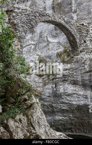 Il vecchio ponte di Saorge. Saorge è una bellissima città medievale nel dipartimento delle Alpi Marittime nel sud-est della Francia. Foto Stock