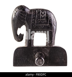 Un nero in legno a forma di elefante appendiabiti isolate su uno sfondo bianco Foto Stock