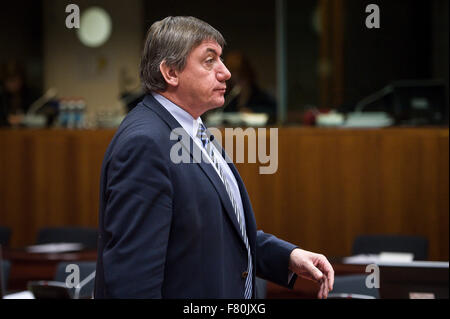 Bruxelles, BXL, Belgio. 4° dic, 2015. Ministro belga degli Interni Jan Jambon durante i ministri degli interni (del Consiglio GAI del Consiglio Giustizia e Affari interni) a livello europeo la sede del Consiglio a Bruxelles, in Belgio il 04.12. Credito: ZUMA Press, Inc./Alamy Live News Foto Stock