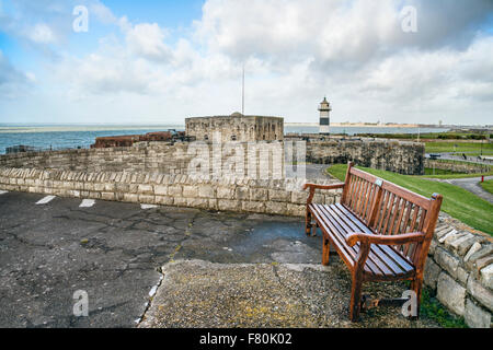 Southsea Castle e il faro visto da Southsea Commons, Portsmouth, England, Regno Unito Foto Stock