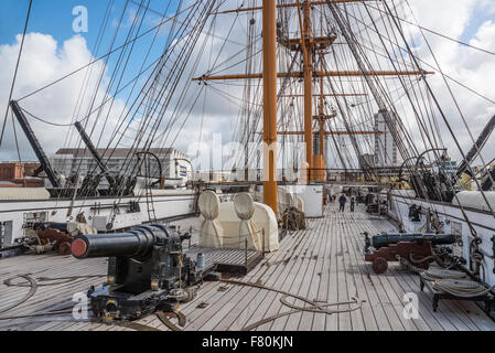 Gun Deck of HMS Warrior al porto storico di Portsmouth, Inghilterra, Regno Unito Foto Stock