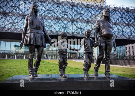 Sculture pubbliche di una vera e propria famiglia Bimingham da Gillian indossa in Centenary Square, Birmingham, UK (Libreria in background) Foto Stock