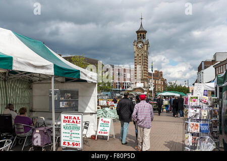 Mercato all'aperto lungo High Street a Epsom, Surrey Foto Stock