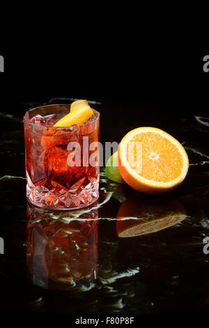 Negroni sulle rocce e arancione Foto Stock