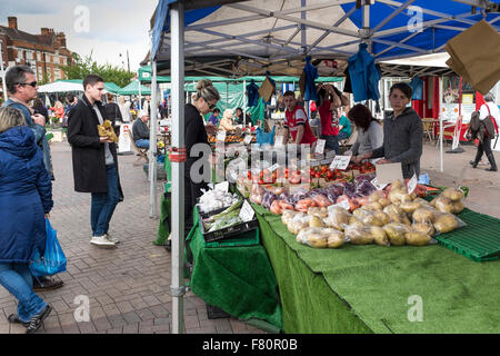 Mercato all'aperto lungo High Street a Epsom Surrey, Regno Unito Foto Stock