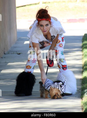 Phoebe prezzo sembra meno glamour rispetto al solito, con mis-matching bianca e stivali di pelliccia, pigiama style fondelli e strappata t-shirt, mentre si cammina per il suo cane in Encino dotate: Phoebe Prezzi Dove: Los Angeles, California, Stati Uniti quando: 02 Nov 2015 Foto Stock