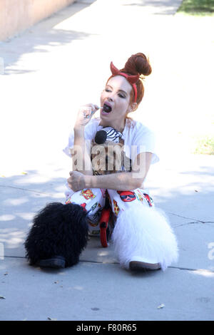 Phoebe prezzo sembra meno glamour rispetto al solito, con mis-matching bianca e stivali di pelliccia, pigiama style fondelli e strappata t-shirt, mentre si cammina per il suo cane in Encino dotate: Phoebe Prezzi Dove: Los Angeles, California, Stati Uniti quando: 02 Nov 2015 Foto Stock