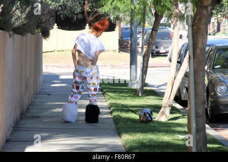 Phoebe prezzo sembra meno glamour rispetto al solito, con mis-matching bianca e stivali di pelliccia, pigiama style fondelli e strappata t-shirt, mentre si cammina per il suo cane in Encino dotate: Phoebe Prezzi Dove: Los Angeles, California, Stati Uniti quando: 02 Nov 2015 Foto Stock