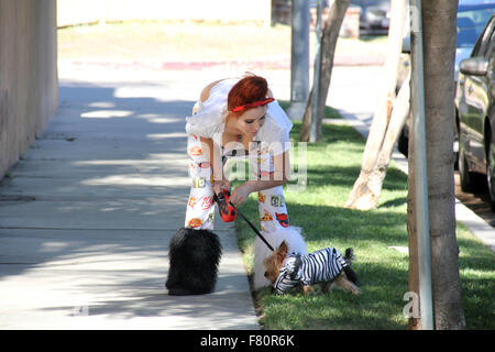 Phoebe prezzo sembra meno glamour rispetto al solito, con mis-matching bianca e stivali di pelliccia, pigiama style fondelli e strappata t-shirt, mentre si cammina per il suo cane in Encino dotate: Phoebe Prezzi Dove: Los Angeles, California, Stati Uniti quando: 02 Nov 2015 Foto Stock