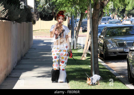 Phoebe prezzo sembra meno glamour rispetto al solito, con mis-matching bianca e stivali di pelliccia, pigiama style fondelli e strappata t-shirt, mentre si cammina per il suo cane in Encino dotate: Phoebe Prezzi Dove: Los Angeles, California, Stati Uniti quando: 02 Nov 2015 Foto Stock