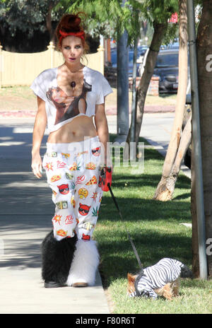 Phoebe prezzo sembra meno glamour rispetto al solito, con mis-matching bianca e stivali di pelliccia, pigiama style fondelli e strappata t-shirt, mentre si cammina per il suo cane in Encino dotate: Phoebe Prezzi Dove: Los Angeles, California, Stati Uniti quando: 02 Nov 2015 Foto Stock