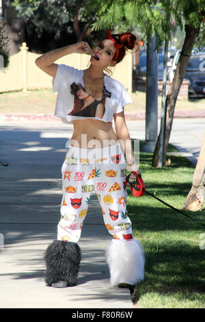 Phoebe prezzo sembra meno glamour rispetto al solito, con mis-matching bianca e stivali di pelliccia, pigiama style fondelli e strappata t-shirt, mentre si cammina per il suo cane in Encino dotate: Phoebe Prezzi Dove: Los Angeles, California, Stati Uniti quando: 02 Nov 2015 Foto Stock