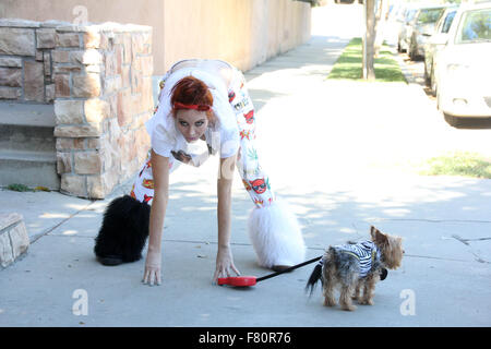 Phoebe prezzo sembra meno glamour rispetto al solito, con mis-matching bianca e stivali di pelliccia, pigiama style fondelli e strappata t-shirt, mentre si cammina per il suo cane in Encino dotate: Phoebe Prezzi Dove: Los Angeles, California, Stati Uniti quando: 02 Nov 2015 Foto Stock