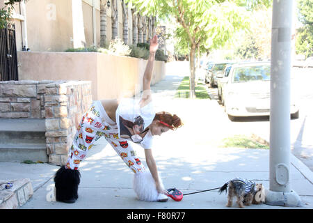 Phoebe prezzo sembra meno glamour rispetto al solito, con mis-matching bianca e stivali di pelliccia, pigiama style fondelli e strappata t-shirt, mentre si cammina per il suo cane in Encino dotate: Phoebe Prezzi Dove: Los Angeles, California, Stati Uniti quando: 02 Nov 2015 Foto Stock