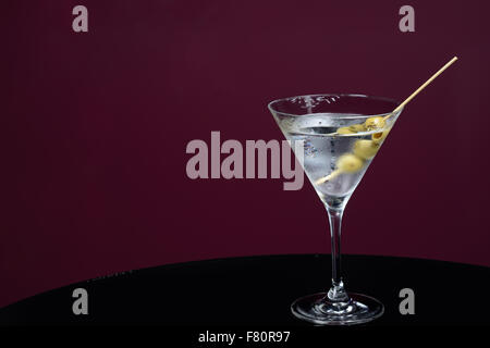 Martini cocktail sul tavolo con olive Foto Stock