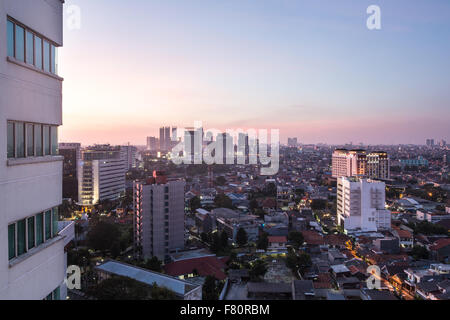 Tramonto sul quartiere residenziale di Jakarta con il moderno ufficio torri in background in Indonesia la città capitale Foto Stock