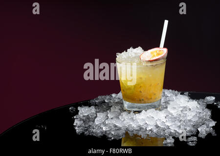 Caipirinha con il frutto della passione e del ghiaccio Foto Stock