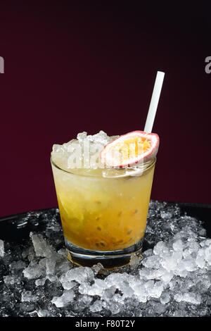 Caipirinha con il frutto della passione e del ghiaccio Foto Stock
