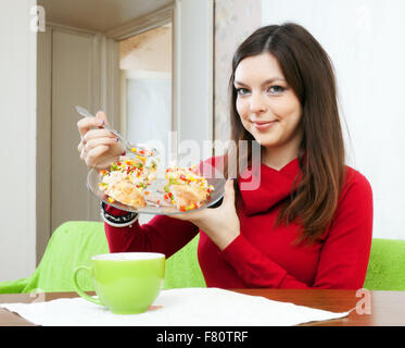 Donna sorridente condiviso il pranzo per due parti a perdere peso Foto Stock