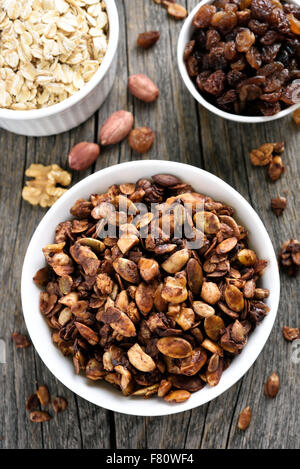 Muesli al cioccolato e ingredienti, vista dall'alto Foto Stock