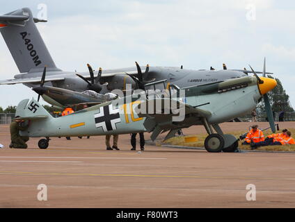 Un Messerschmit essendo mantenuto al RIAT 2010 a Fairford, dove militari e di aerei civili raccolti da tutto il mondo Foto Stock