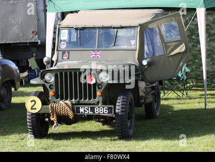 Vintage civili e militari di vetture si sono riuniti presso l'aeroporto Kemble per l annuale Air Show Foto Stock