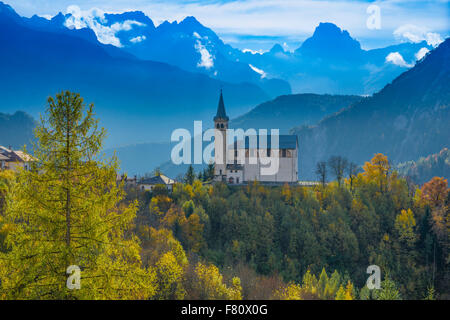 Chiesa e vette dolomitiche, vicino a Cortina d'Ampezzo, Italia, Alpi Italiane Foto Stock