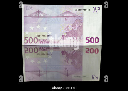 Cinquecento euro bill nella riflessione su nero Foto Stock