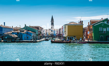 BURANO, ITALIA CIRCA NEL SETTEMBRE 2015: Burano è un'isola della laguna di venezia conosciuta per le sue tipiche case vivacemente colorate e t Foto Stock