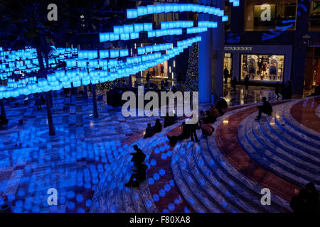 Holiday Lights progettato da David Rockwell nel giardino d'inverno al posto di Brookfield, Battery Park City, Manhattan, New York City. Foto Stock