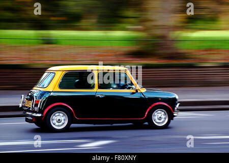 Mini originale che viaggiano attraverso Kensington, London, Regno Unito Foto Stock