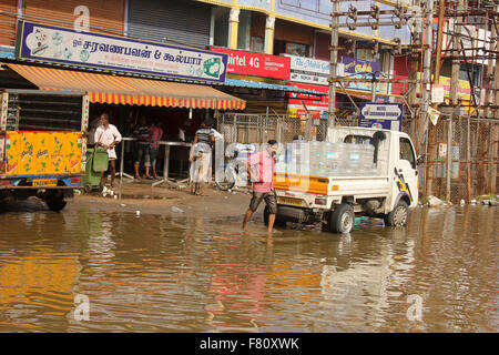 Chennai, India. 4 dicembre, 2015. Chennai inondazioni dopo dopo la pioggia caduta nella notte. Credito: ajith achuthan/Alamy Live News Foto Stock