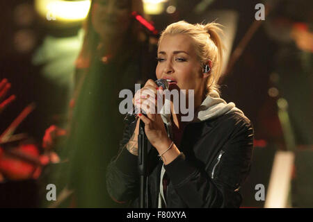 Berlino, Germania. 03 Dic, 2015. Cantante tedesca Sarah Connor compie durante il primo live show di 'La voce della Germania" a Berlino, Germania, 03 dicembre 2015. Foto: Joerg Carstensen/dpa/Alamy Live News Foto Stock