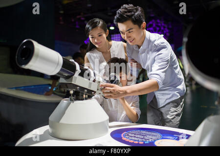 Giovane famiglia nel museo di scienza e tecnologia Foto Stock