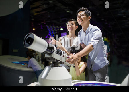 Giovane famiglia nel museo di scienza e tecnologia Foto Stock