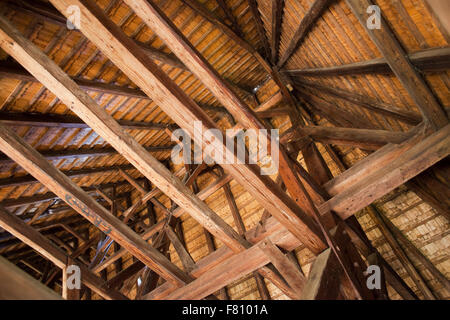 Attico interni soffitto in legno con supporto di logs di Torre Ducale - Cavaliere del torre medievale, pietra miliare nella Siedlecin, Polonia Foto Stock