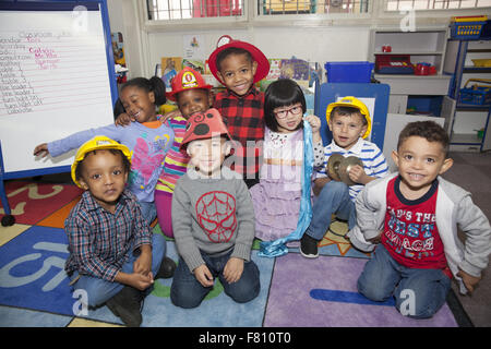 I bambini in età prescolare sul lower east side di Manhattan, New York. Foto Stock