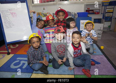 I bambini in età prescolare sul lower east side di Manhattan, New York. Foto Stock