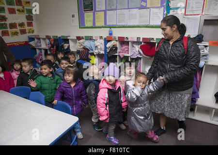 I bambini in età prescolare sul lower east side di Manhattan, New York. Foto Stock