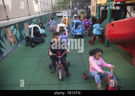 I bambini in età prescolare da eseguire sul lower east side di Manhattan, New York. Foto Stock