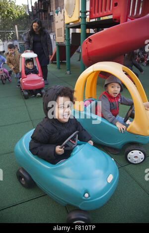 I bambini in età prescolare sul lower east side di Manhattan, New York. Foto Stock