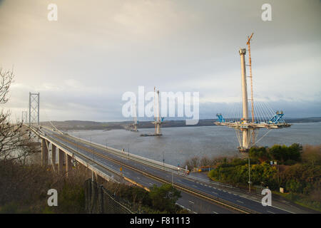 North Queensferry, Fife, Scozia. 04 dicembre, 2015. Un vuoto di Forth Road Bridge come esso è chiuso a tutto il traffico a causa di difetti strutturali. Il nuovo Queensferry attraversando essendo costruito in background. Credito: Richard Newton / Alamy Live News Foto Stock