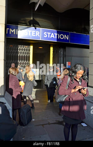 Londra, Regno Unito. 4 dicembre, 2015. La stazione della metropolitana di Westminster è stata chiusa ed evacuata in tarda mattinata e a metà giornata da un allarme incendio. I treni hanno continuato a viaggiare attraverso normalmente sulle linee Circle e District ma non si è fermata a Westminster Credito: PjrNews/Alamy Live News Foto Stock