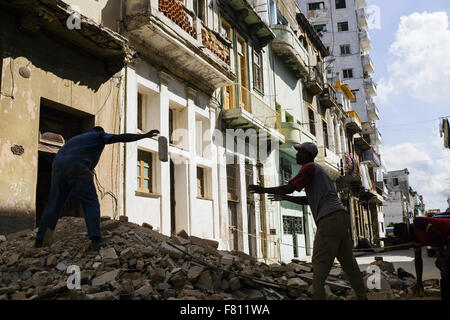 L'Avana, Cuba. 29 ott 2015. I lavoratori di rimuovere i detriti dalla strada durante i lavori di ristrutturazione di un edificio nella Città dell Avana, Cuba Ott 29 2015. I cittadini degli Stati Uniti con autorizzazioni speciali possono visitare Cuba. Le autorità cubane stanno negoziando con gli Stati Uniti sui colloqui di normalizzazione per aprire a Cuba per gli Stati Uniti. Foto Andre dimenticare © Andre dimenticare/ZUMA filo/Alamy Live News Foto Stock