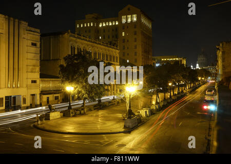 L'Avana, Cuba. 29 ott 2015. Il Paseo del Prado e Capitolio o nazionale della Capitol Building è visto durante la notte nella Città dell Avana, Cuba Ott 29 2015. I cittadini degli Stati Uniti con autorizzazioni speciali possono visitare Cuba. Le autorità cubane stanno negoziando con gli Stati Uniti sui colloqui di normalizzazione per aprire a Cuba per gli Stati Uniti. Foto Andre dimenticare © Andre dimenticare/ZUMA filo/Alamy Live News Foto Stock