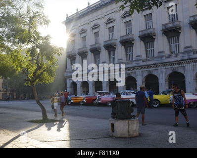 L'Avana, Cuba. 29 ott 2015. Classica vecchia auto sono vede schierate per affitto a turisti in Havana Cuba, 29 ott 2015. I cittadini degli Stati Uniti con autorizzazioni speciali possono visitare Cuba. Le autorità cubane stanno negoziando con gli Stati Uniti sui colloqui di normalizzazione per aprire a Cuba per gli Stati Uniti. Foto Andre dimenticare © Andre dimenticare/ZUMA filo/Alamy Live News Foto Stock