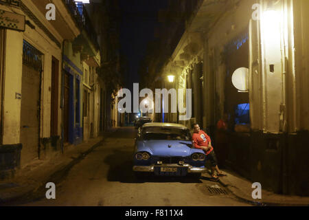 L'Avana, Cuba. 29 ott 2015. Un uomo è visto appoggiato su di un classico oldie in Havana Cuba, 29 ott 2015. I cittadini degli Stati Uniti con autorizzazioni speciali possono visitare Cuba. Le autorità cubane stanno negoziando con gli Stati Uniti sui colloqui di normalizzazione per aprire a Cuba per gli Stati Uniti. Foto Andre dimenticare © Andre dimenticare/ZUMA filo/Alamy Live News Foto Stock