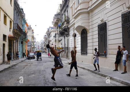 L'Avana, Cuba. 29 ott 2015. I ragazzi giocare a palla a mano vicino al Paseo del Prado in Havana Cuba, 29 ott 2015. I cittadini degli Stati Uniti con autorizzazioni speciali possono visitare Cuba. Le autorità cubane stanno negoziando con gli Stati Uniti sui colloqui di normalizzazione per aprire a Cuba per gli Stati Uniti. Foto Andre dimenticare © Andre dimenticare/ZUMA filo/Alamy Live News Foto Stock