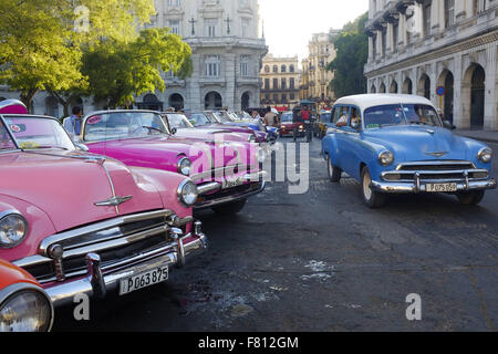 L'Avana, Cuba. 29 ott 2015. Classica vecchia auto sono vede schierate per affitto a turisti in Havana Cuba, 29 ott 2015. I cittadini degli Stati Uniti con autorizzazioni speciali possono visitare Cuba. Le autorità cubane stanno negoziando con gli Stati Uniti sui colloqui di normalizzazione per aprire a Cuba per gli Stati Uniti. Foto Andre dimenticare © Andre dimenticare/ZUMA filo/Alamy Live News Foto Stock