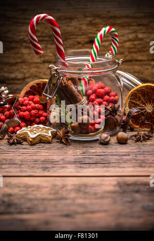 Natale candy canne in vaso con decorazione di Natale Foto Stock